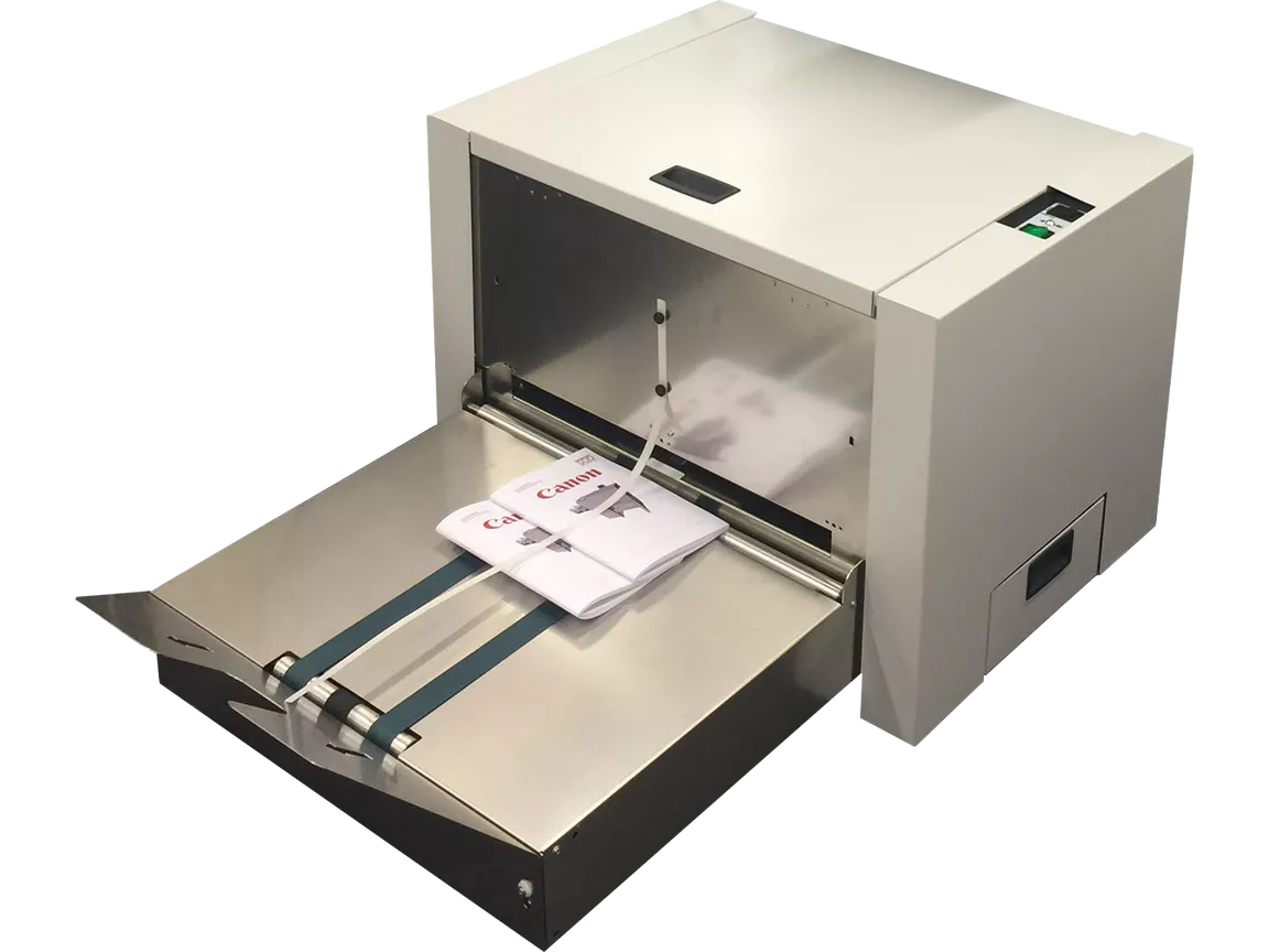 SDD Pres Kırpma Modülü: Close-up of a booklet being fed into a trimming machine.